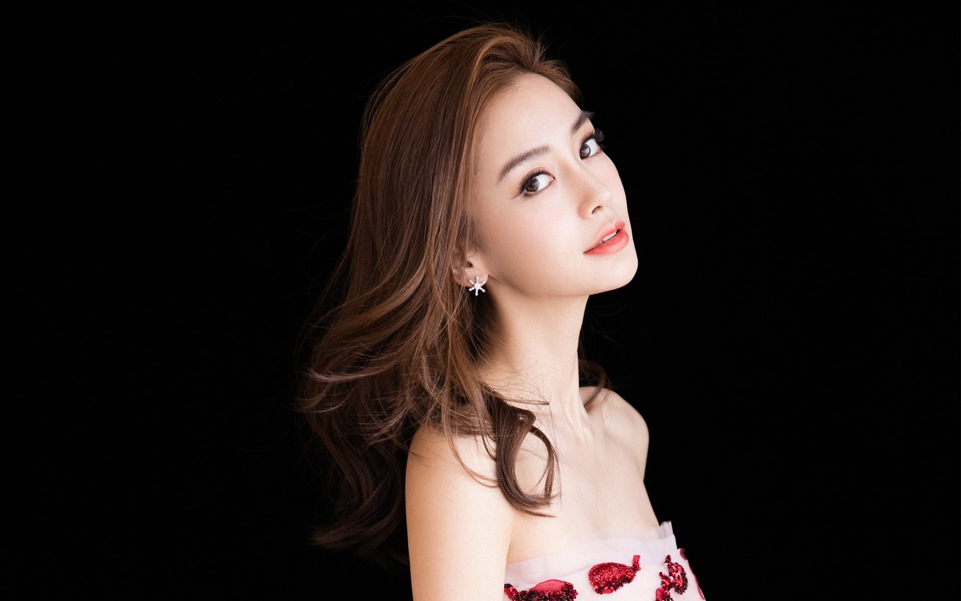 莫伊：全黑队的强力前锋，用出色的防守和scrum带来巨大优势，莫伊塞斯队长